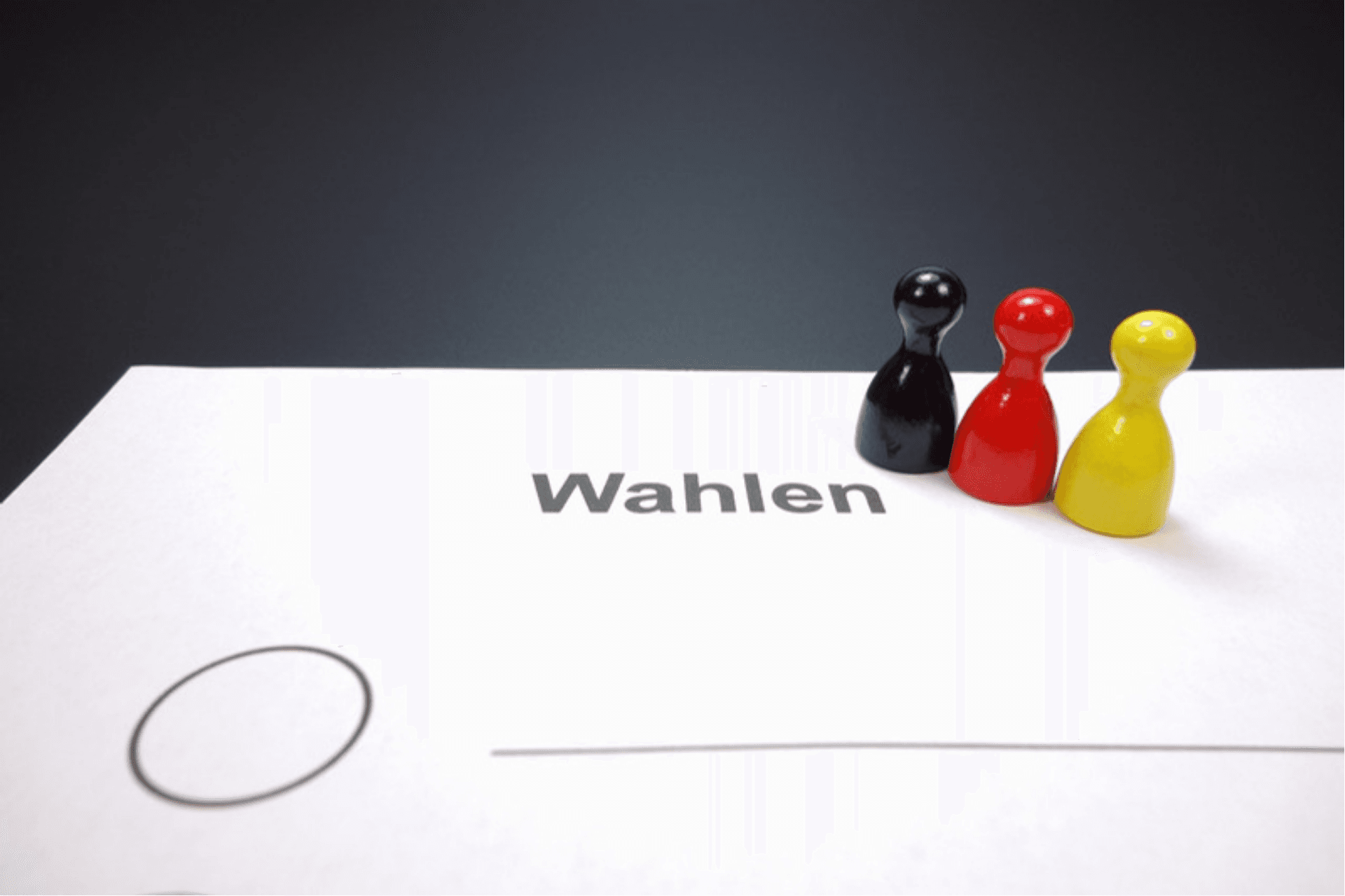 Zettel mit der Überschrift Wahlen, drei (schwarz, rot, gelb) Spielfiguren aneinandergereiht . © von blickpixel über Pixabay