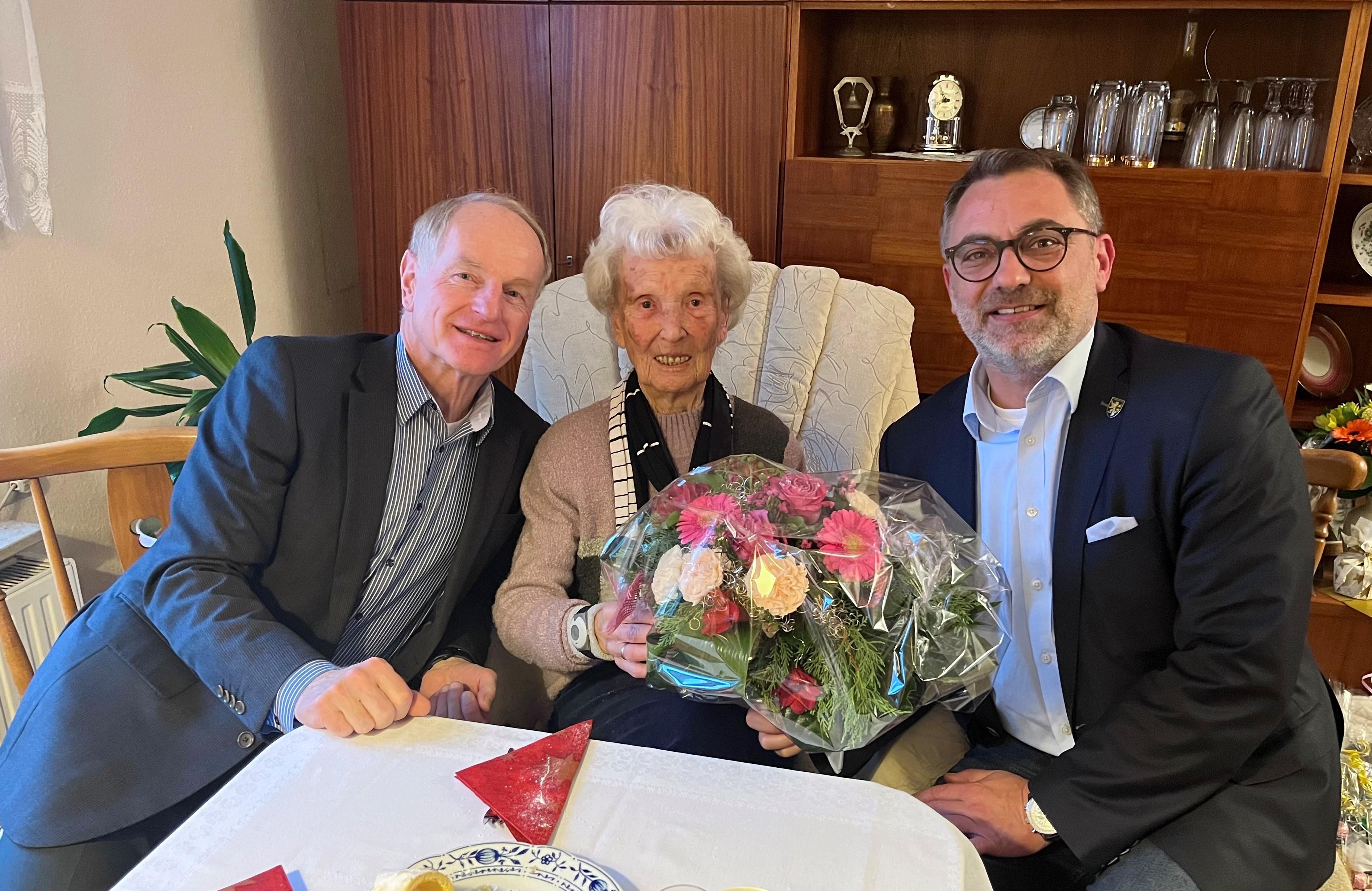 Oberbürgermeister Julian Vonarb gratuliert Elfriede Richter zum 100. Geburtstag 