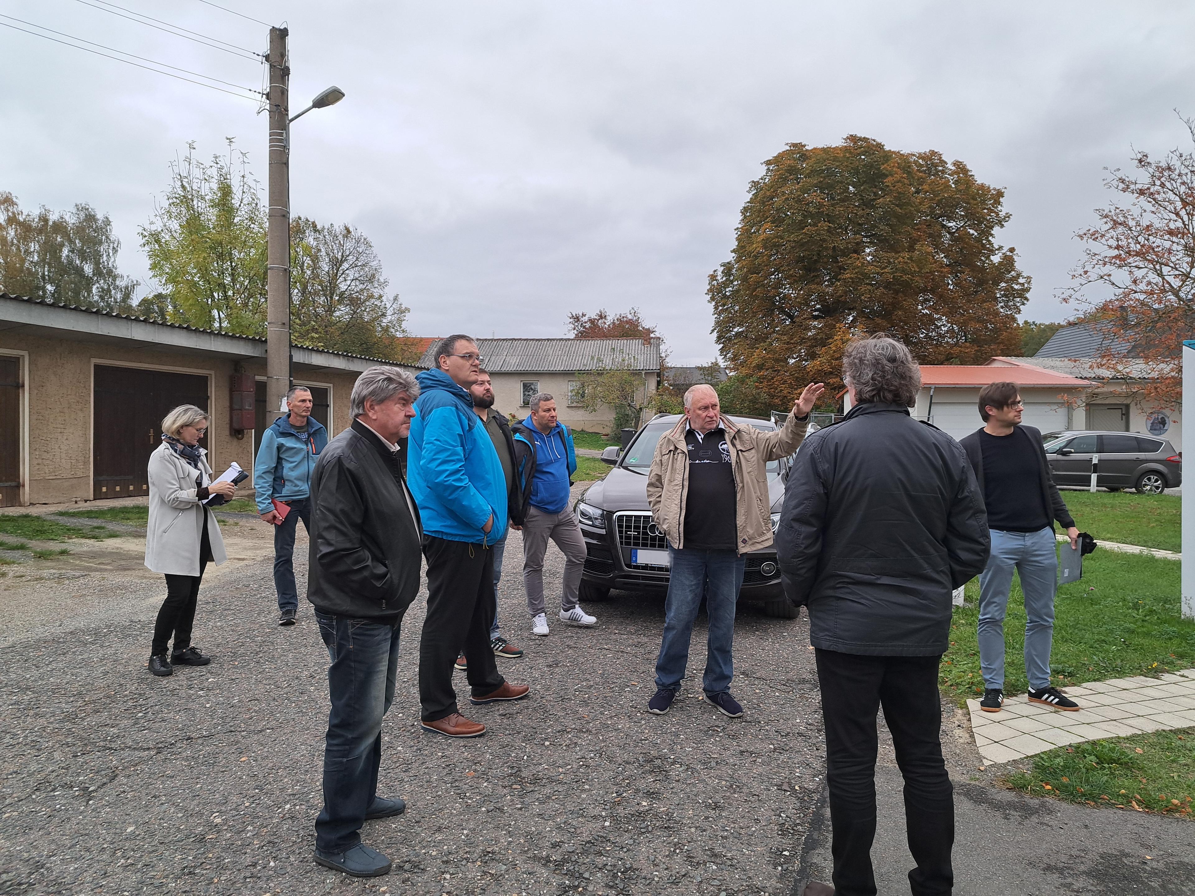 OB Dannenberg und mehrere Menschen auf einem Dorfplatz. © Stadt Gera