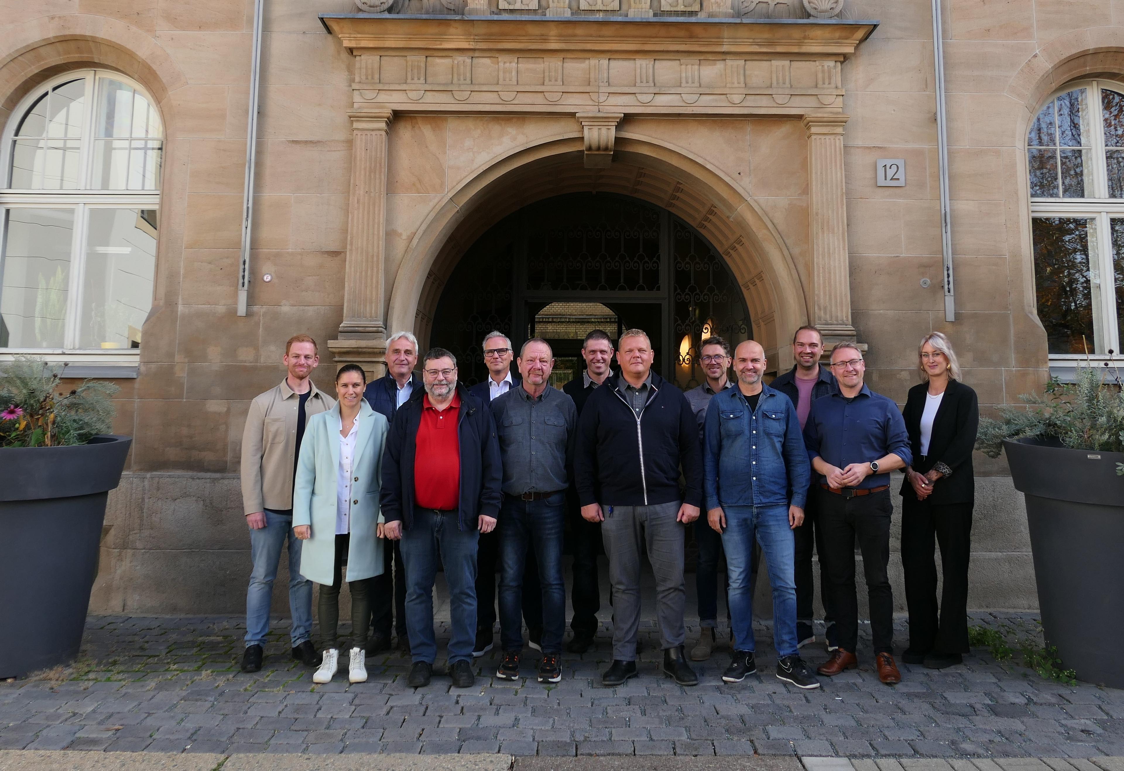 Viele Personen die ein Gruppenbild vor einem Gebäude machen. © Stadt Gera