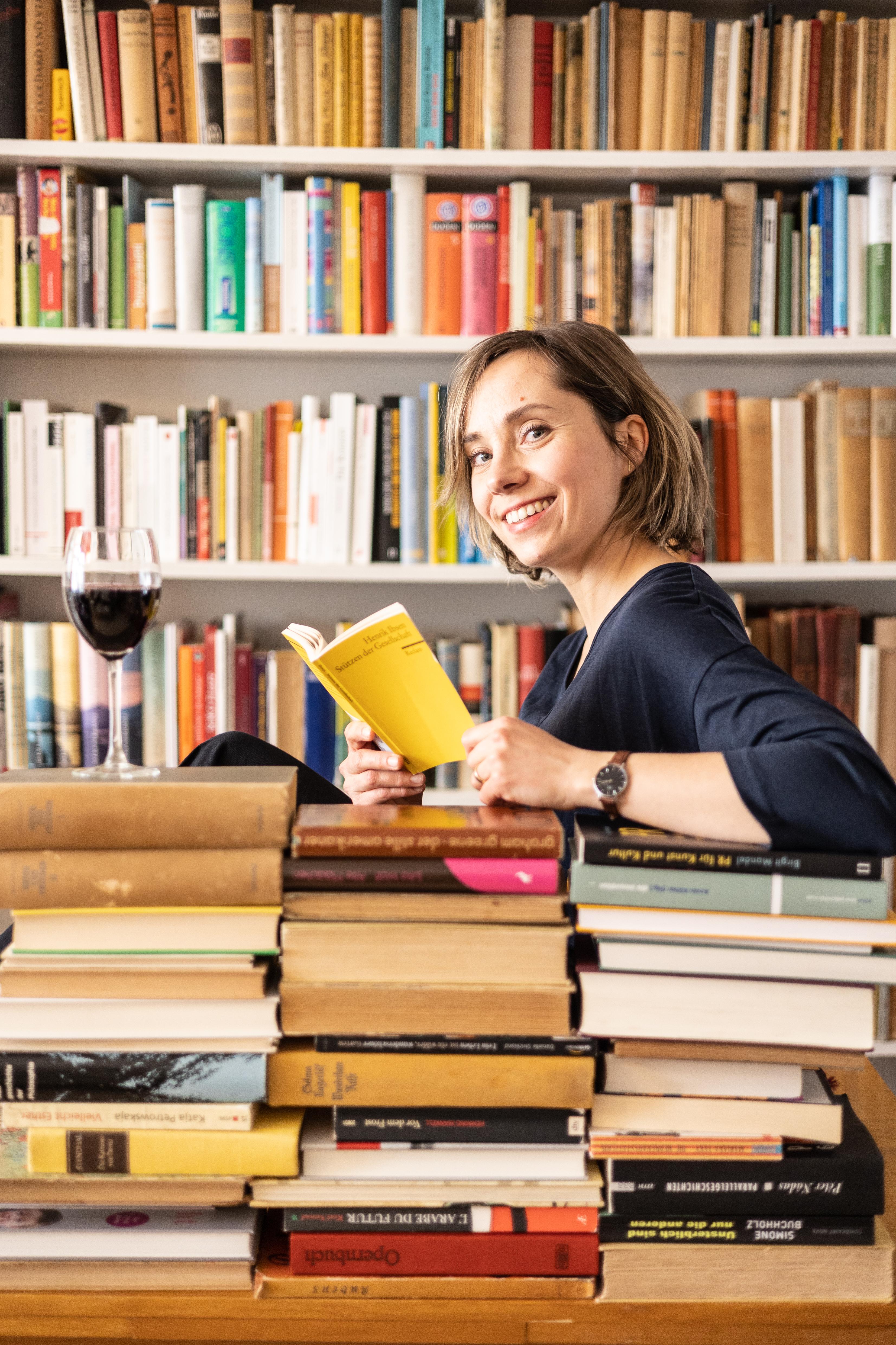 Ein Foto einer Frau, die ein Buch in der Hand hält.