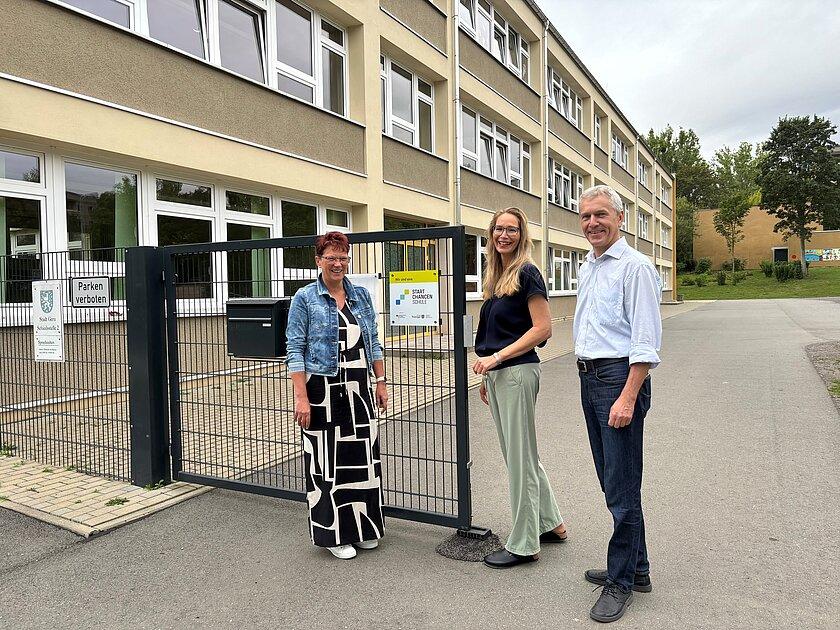 Die Grundschule "Am Bieblacher Hang" erhält die Plakette zur Teilnahme am Startchancen-Programm