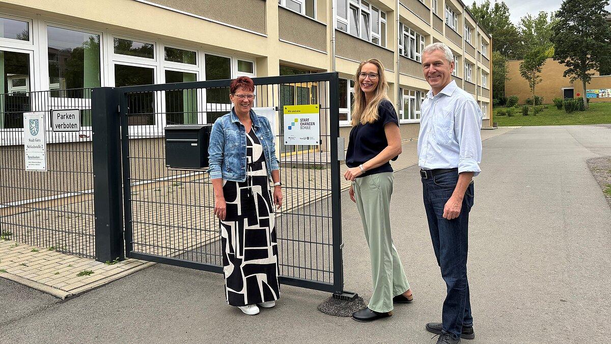 Die Grundschule "Am Bieblacher Hang" erhält die Plakette zur Teilnahme am Startchancen-Programm