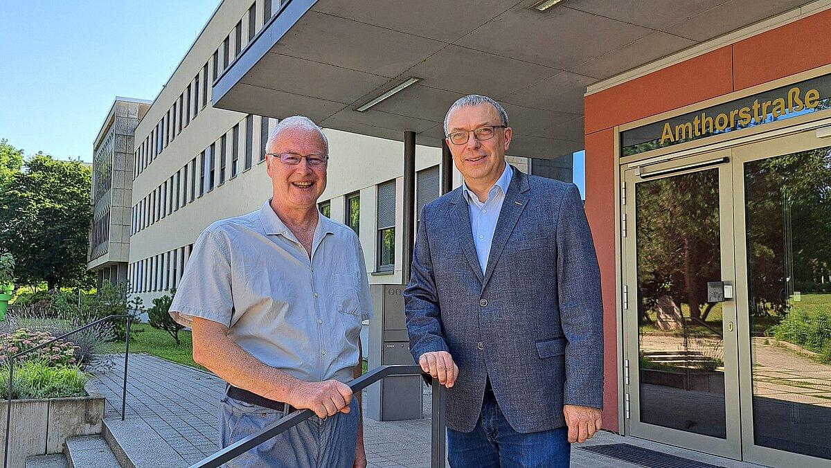 Baudezernent Michael Sonntag (re.) begrüßt Christian Villiers (li.) als neuen Amtsleiter des Stadtplanungsamtes