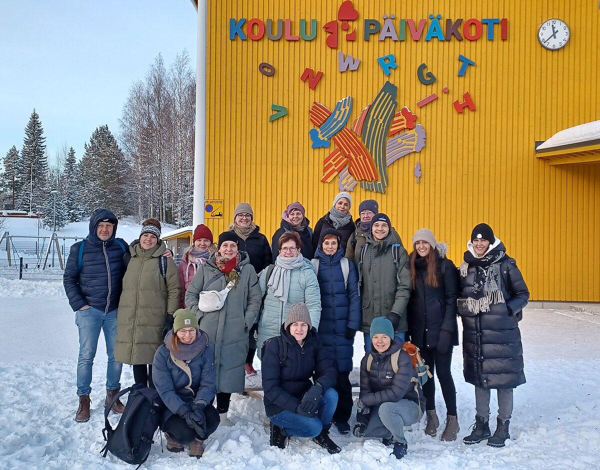 die ERASMUS-Gruppe vor der Schule in Kuopio in Finnland
