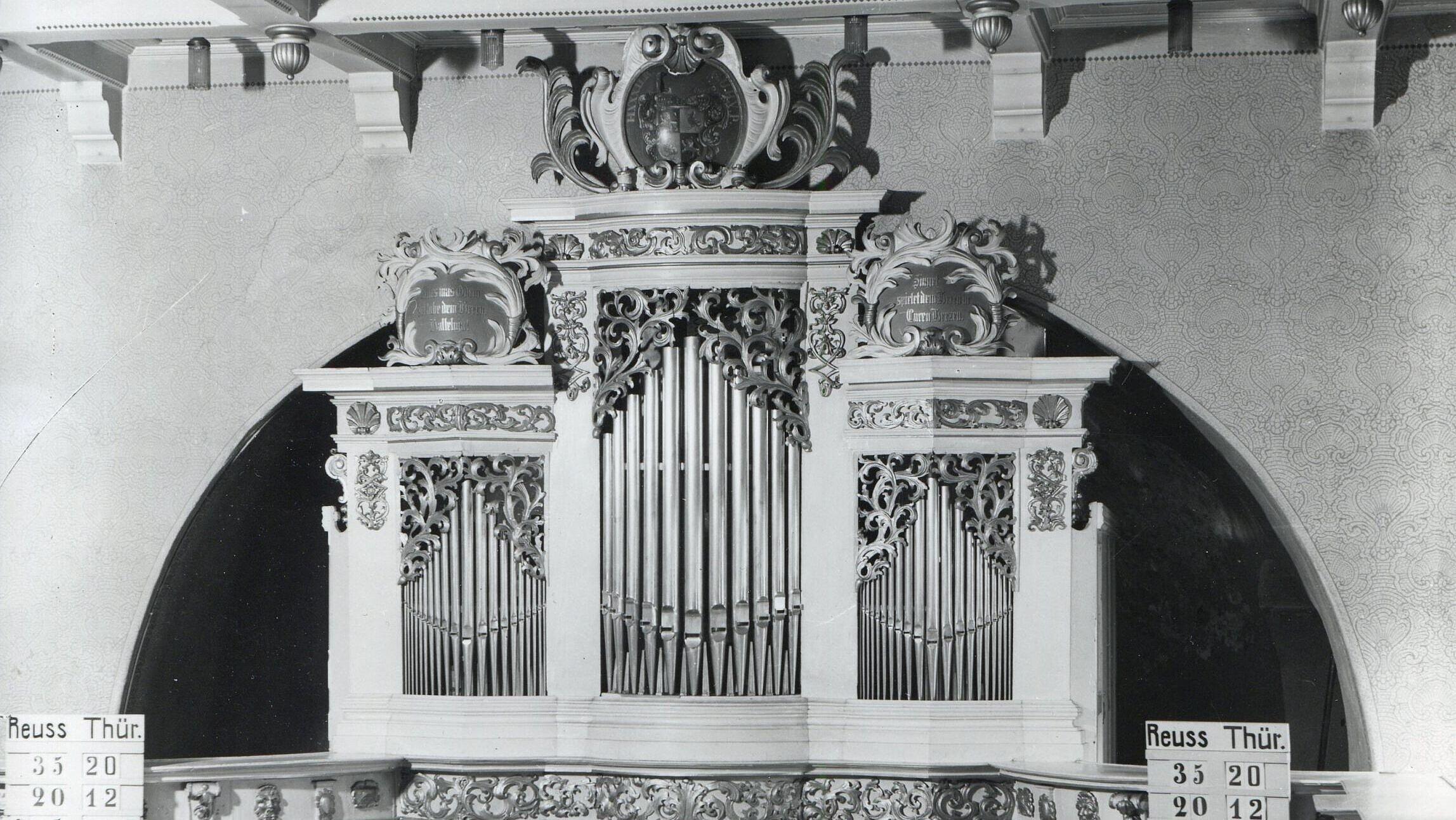 Friederici-Orgel in der Schlosskirche Osterstein um 1930. Die 1738 erbaute Orgel war eine der ersten Arbeiten von Christian Ernst Friederici in Gera. Das Instrument wurde bei der Bombardierung des Schlosses im April 1945 zerstört