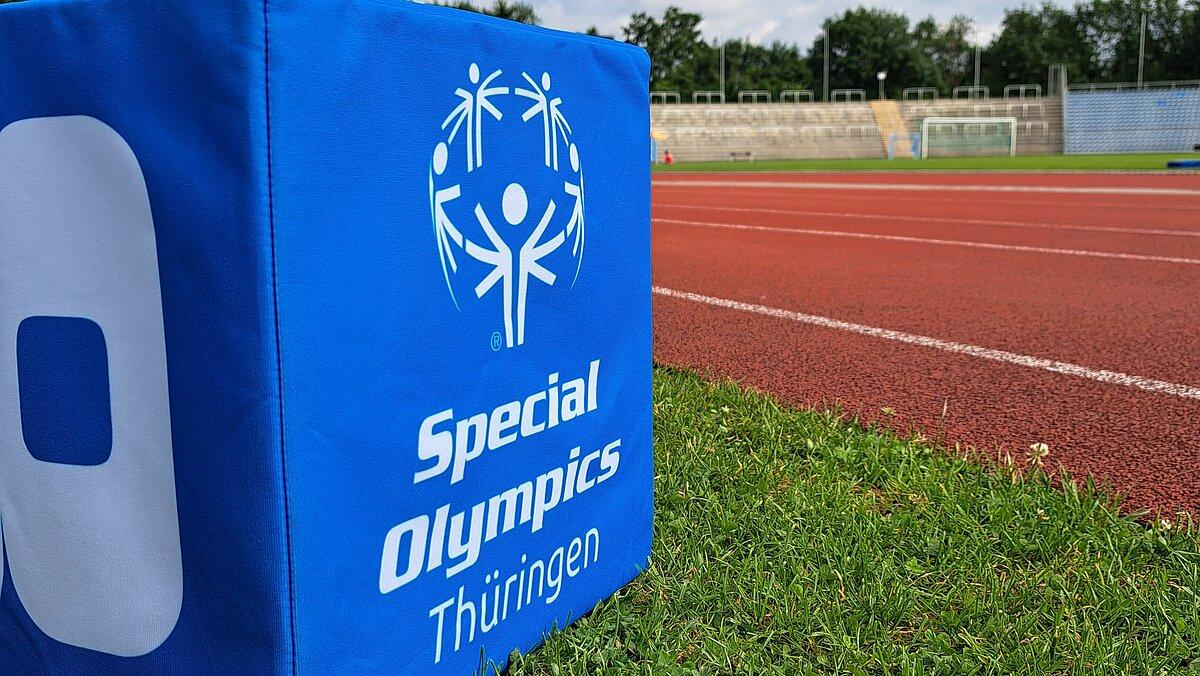 Ein "Special Olympics Thüringen"-Schriftzug im Inneren des Stadions