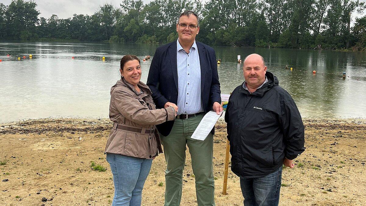 Frau Manuela Totzke, Angestellte Strandbad Aga GmbH, Bürgermeister Kurt Dannenberg, Bernd Müller, Ortsteilbürgermeister bei der Übergabe des Bescheides. © Stadt Gera