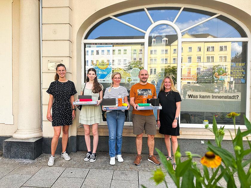 Citymanagerin Amelie Becker und Victoria Poetzschner von „Schönes Gera“ mit den Drei Gewinnern vor dem Kooperationszentrum
