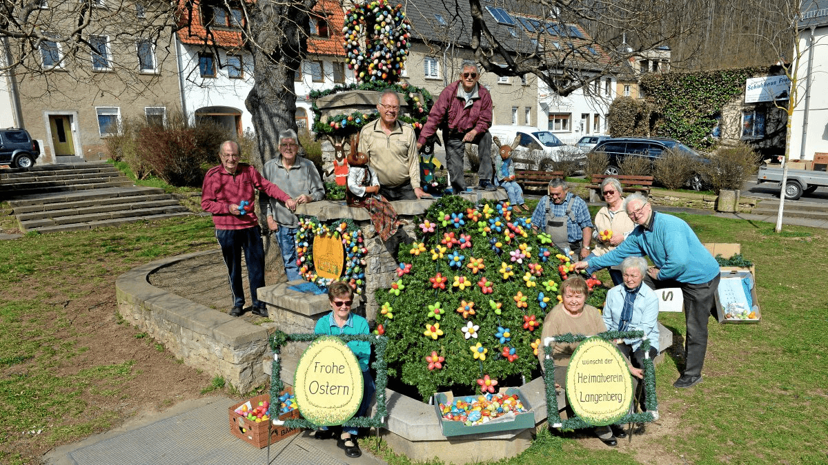 Der Langenberger Osterbrunnen  - geschmückt durch den Heimatverein. © OTZ