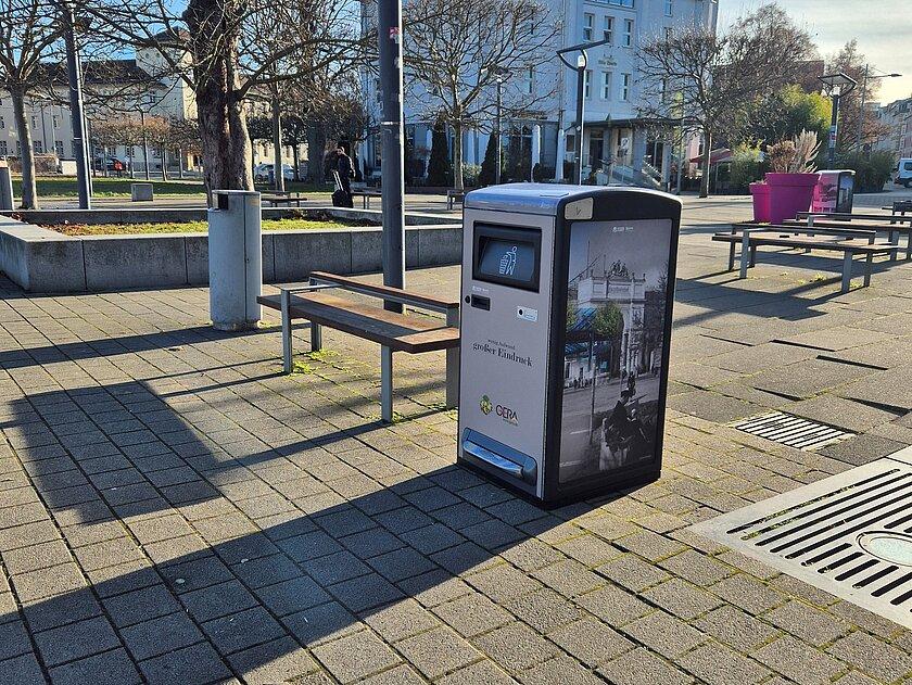 Ein mtallener Abfallbehälter auf dem Bahnhofsvorplatz. © Stadt Gera