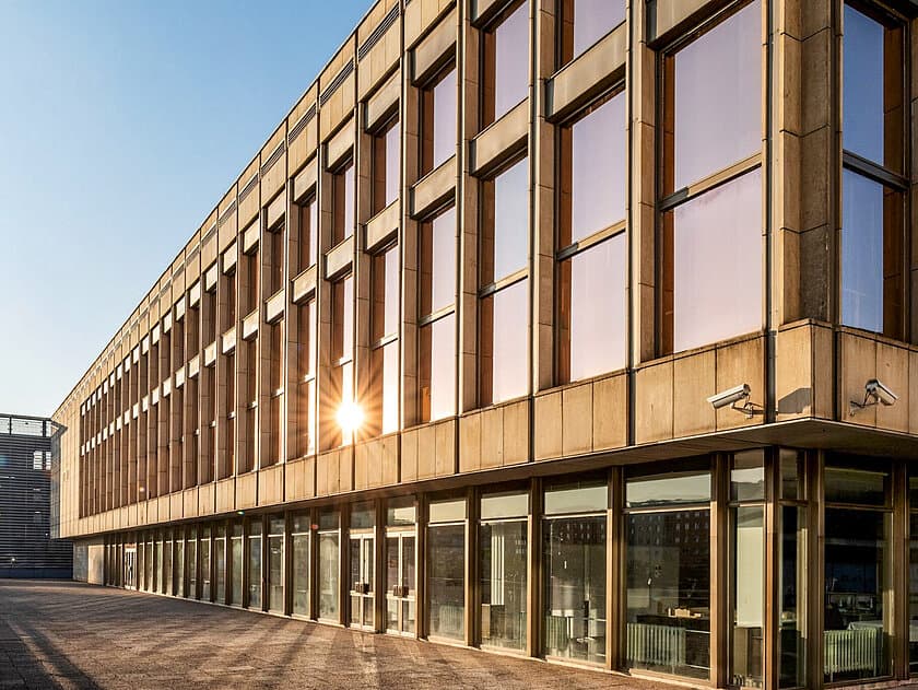 Ein Gebäude, in dessen Fenstern sich die Sonne spiegelt. © Thomas Müller