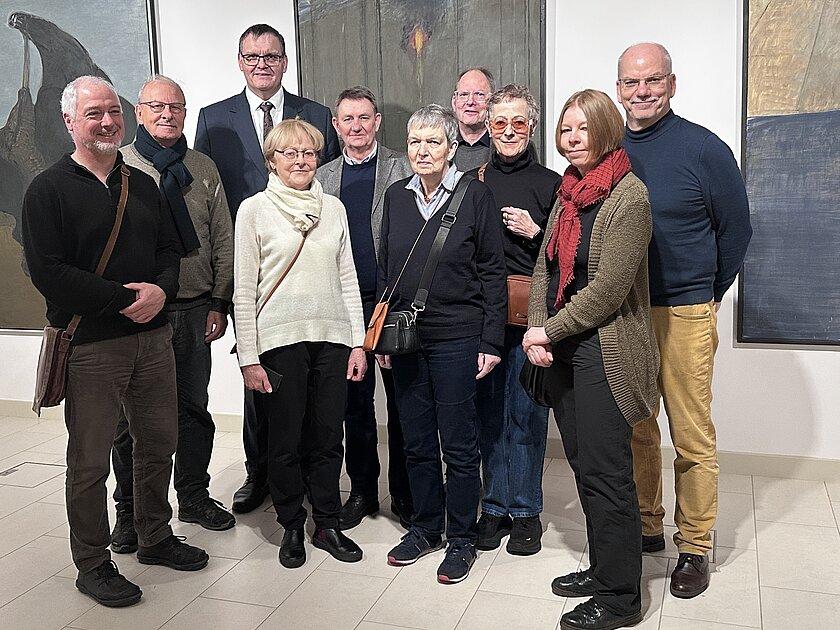 Petronilla Silver Weschke (5.v.r.) wurde im Stadtmuseum in Empfang genommen. Mit dabei: Lars Hausigk, Vorsitzender des Fördervereins der Kunstsammlung Gera; Dr. Bernd Stoppe, Kunstfreund in Gera; Oberbürgermeister Kurt Dannenberg, Regina Scheler, langjährige Freundin von Weschkes in Gera, Holger Peter Saupe, Leiter der Geraer Kunstsammlung; Petronilla Silver Weschke, Felix Eckerle, Kulturamtsleiter; Marta Rogoyska, Londoner Künstlerin; Dr. Claudia Schönjahn, Kunstsammlung Gera; Thomas Bender (Vorsitzender des Kunstvereins Gera) .. © Stadt Gera