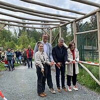 Franka Gottschald (Ideengeberin), Kurt Dannenberg (Oberbürgermeister), Thomas Lenk (Bürgermeister), Elisabeth Kaiser (MdB) schneiden ein Band am Eingang des Klimagartens durch. © Stadtverwaltung Gera