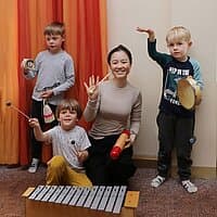 3 Kinder und 3 kleine Kinder halten Instrumente in den Händen. © Stadt Gera