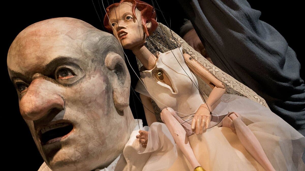 Handpuppe glatzköpfiger Mann, Handpuppe langhaarige Frau. © Theater Altenburg Gera/Ronny Ristok