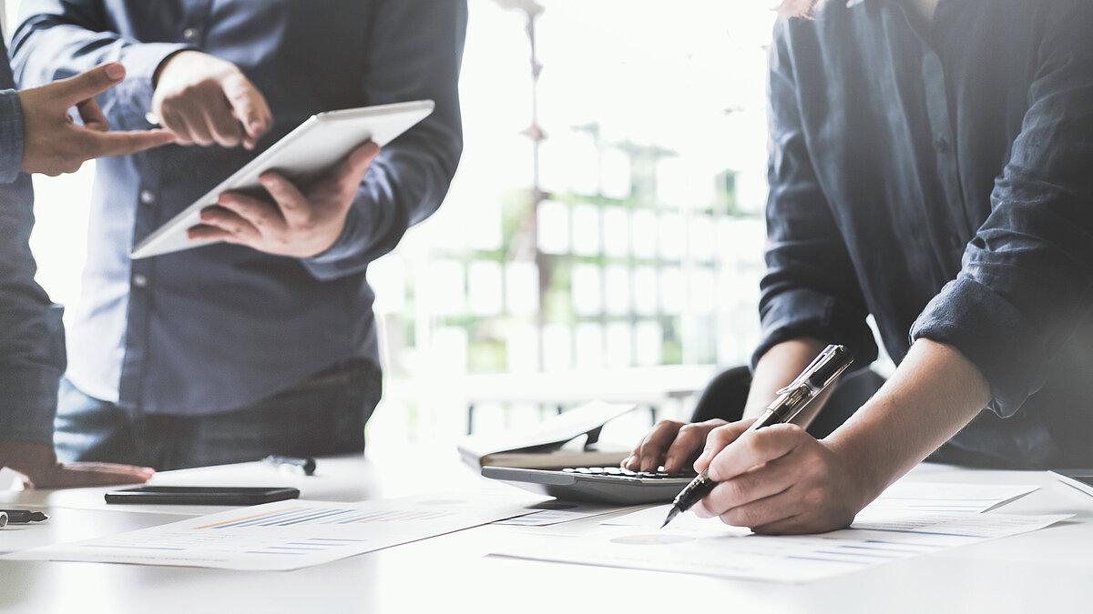 Eine Frau unterschreibt einen Vertrag. © successphoto - stock.adobe.com