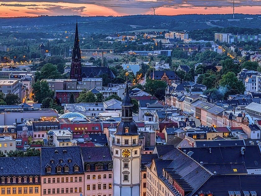 Eine Luftaufnahme der Innenstadt mit Rathausturm und Kirchtum. © Chris Glasser