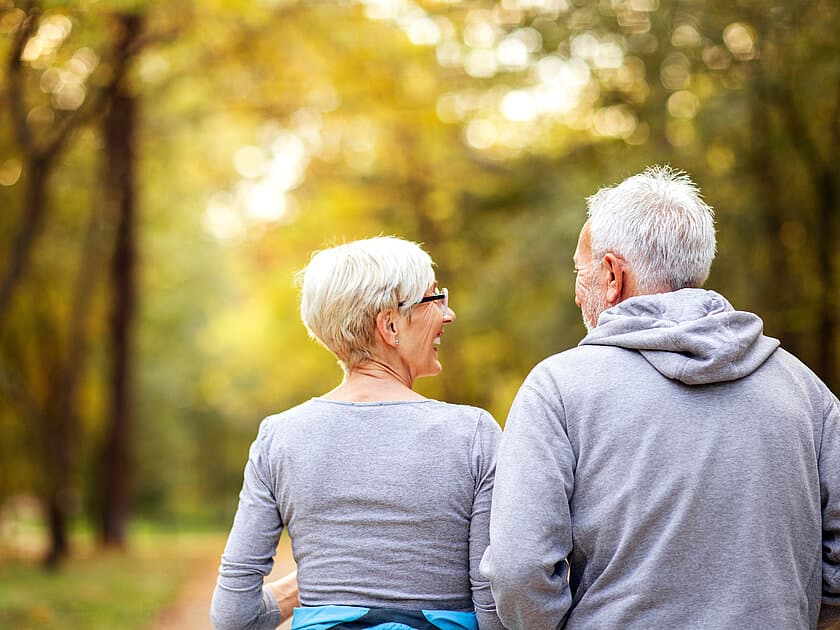 grauhaariges Frau und grauhaariger Mann in Jogging-Kleidung von hinten. © Adobe Stock