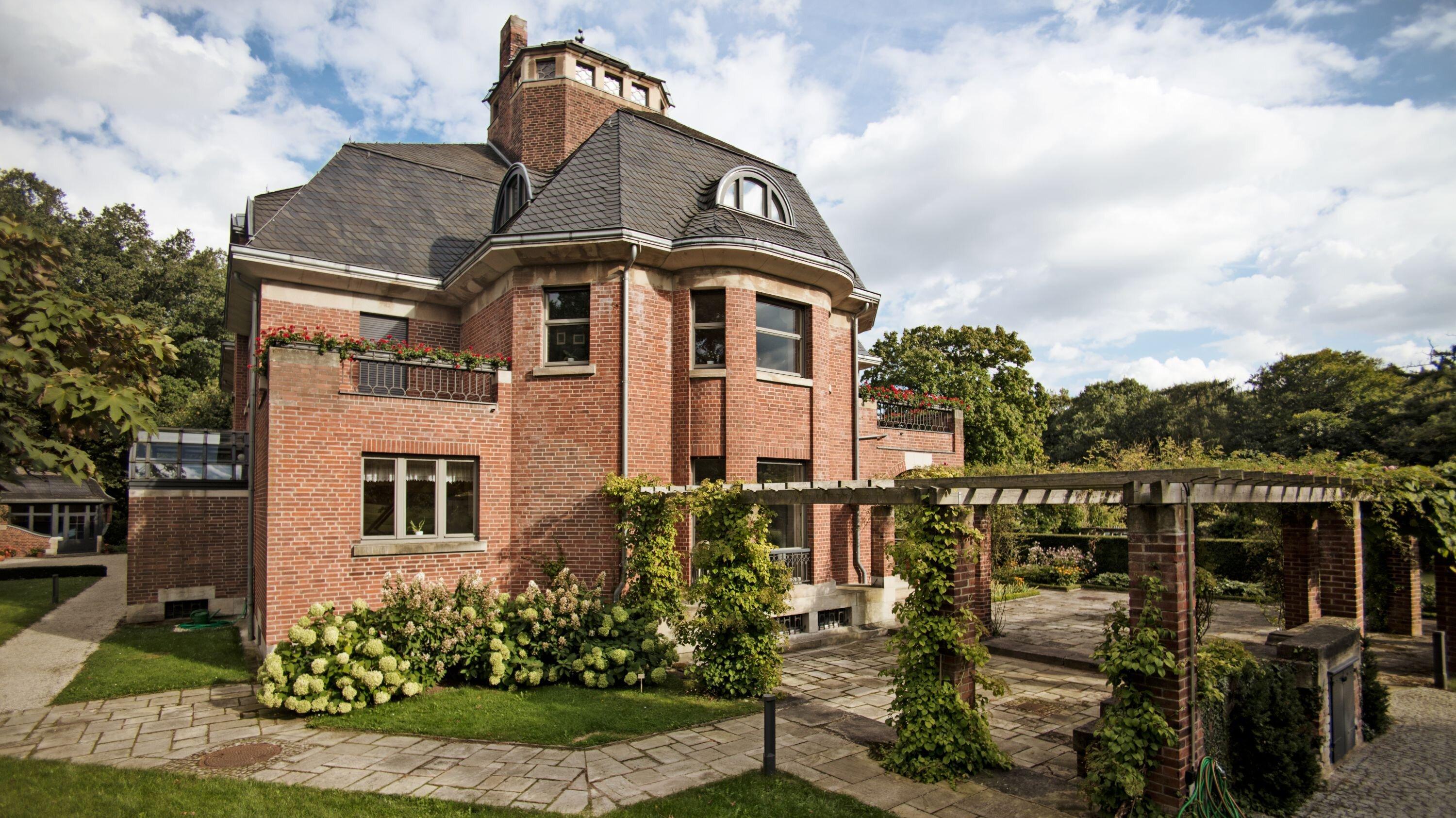 Das Haus Schulenburg in der Straße des Friedens 120, Vorderansicht mit Garten. © Jens Hauspurg