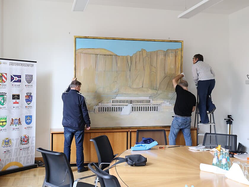 Mitarbeiter des kulturamts hängen Gemälde. © Stadt Gera