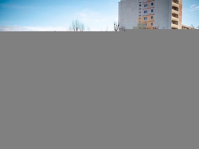 Eine Brücke, unter der eine Straßenbahn durchfährt. © TMDI/ Tony Matysik