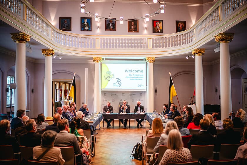 Blick in den Rathaussaal, bestuhlt und voll besetzt mit etwa 50 Menschen.. © Tony Matysik
