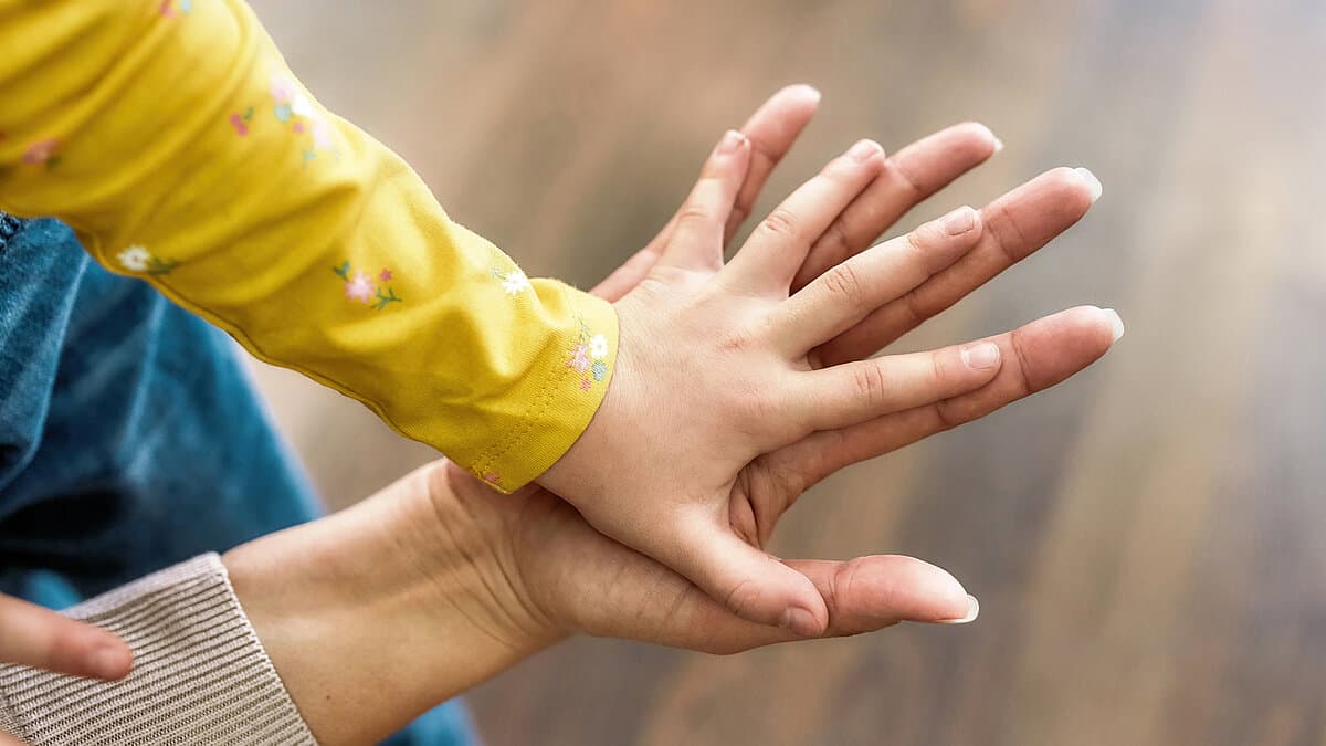 Hände von einem Kind und einem Erwachsenen. © stock.adobe.com