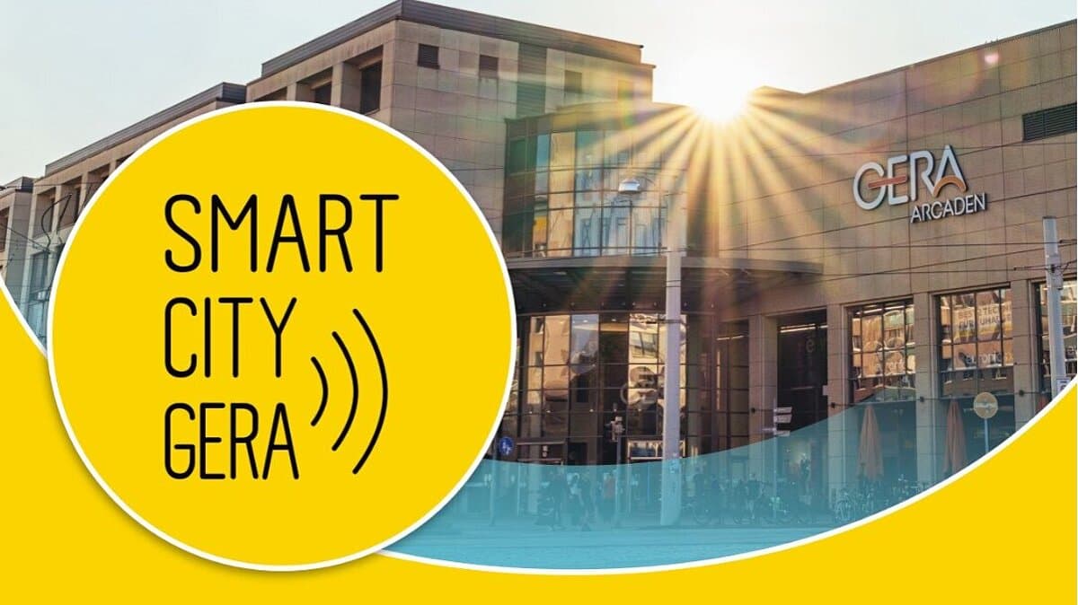 Das SmartCity-Logo neben einem Einkaufscenter. © Stadt Gera