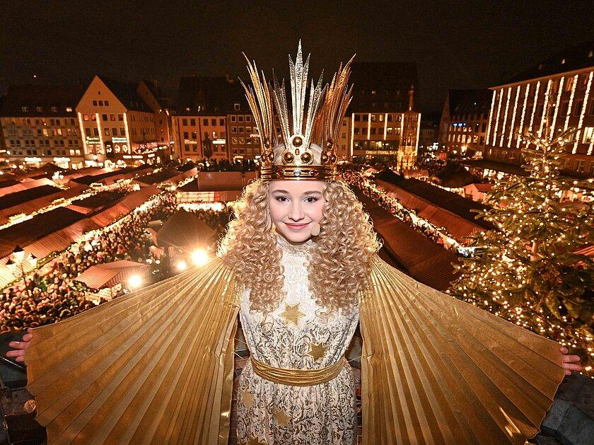 junge Frau mit blonden Locken und goldenem Umhang sowie goldener Krone auf dem Kopf. © Stadt Nürnberg