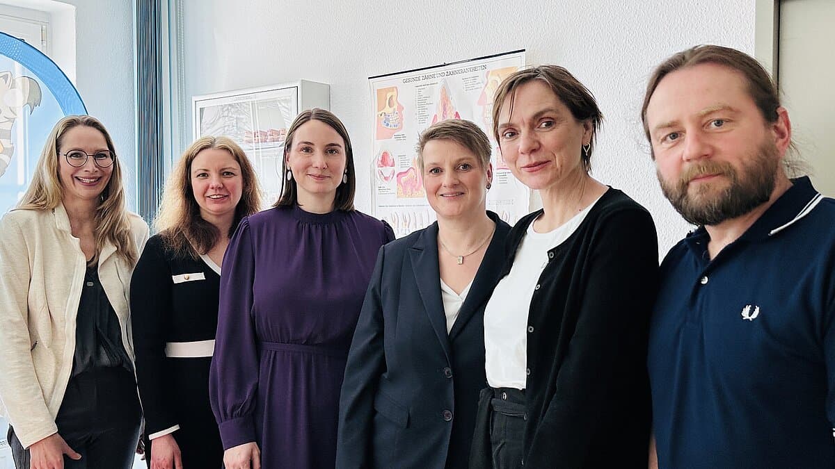 Ministerin Schenk mit der Sozialdezernentin und Mitarbeitenden in einer Reihe. © Stadt Gera