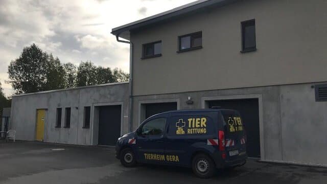 Gebäude des Tierheims mit Auto davor. © Stadt Gera