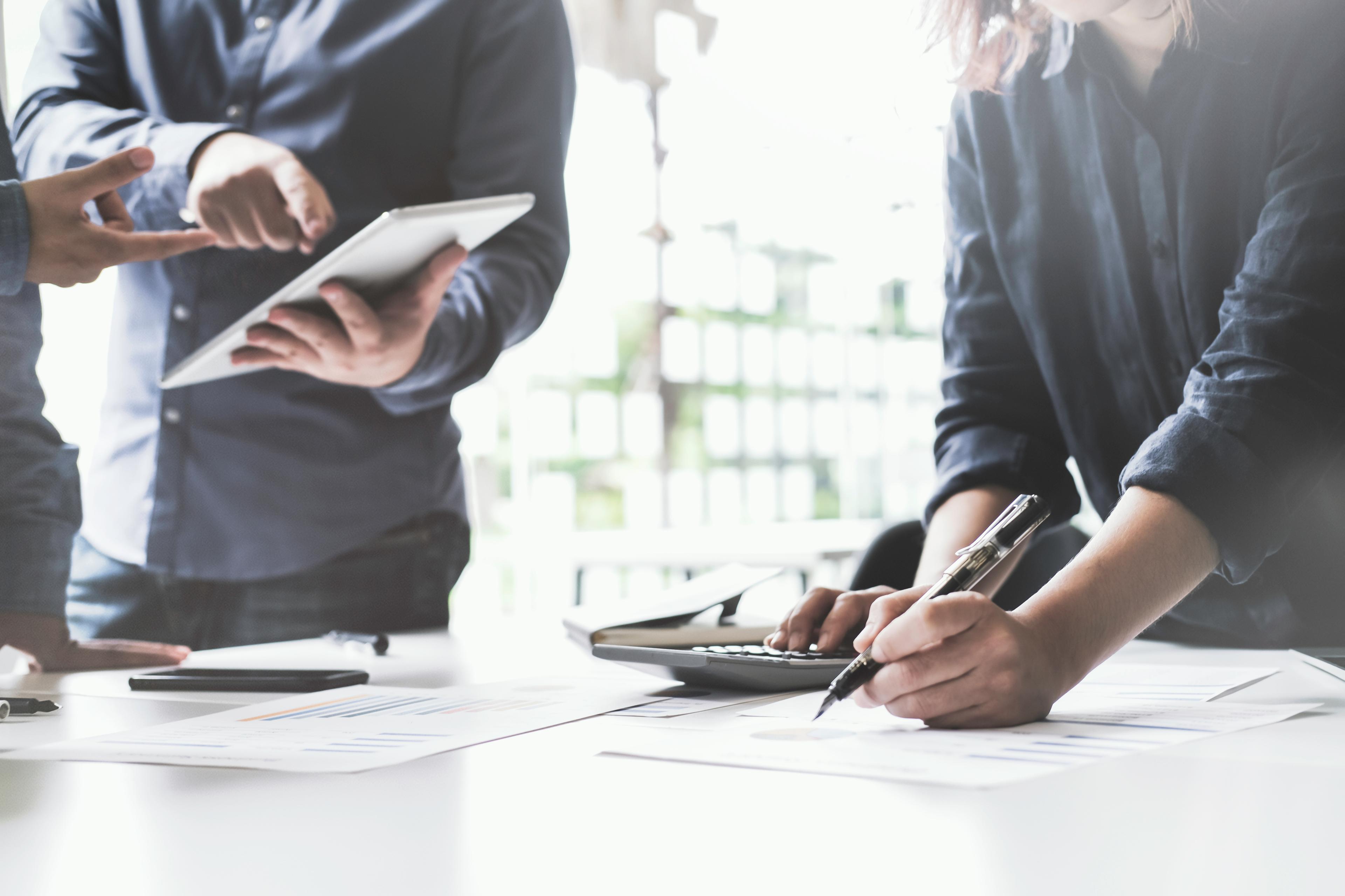 Eine Frau unterschreibt einen Vertrag. © successphoto - stock.adobe.com